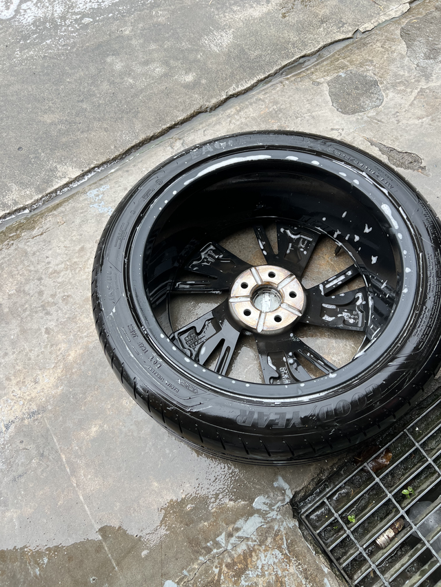 再选不会选领克垃圾
买了这个车，问题不断！！刚出一年大灯发黄，明显的质量问题，4