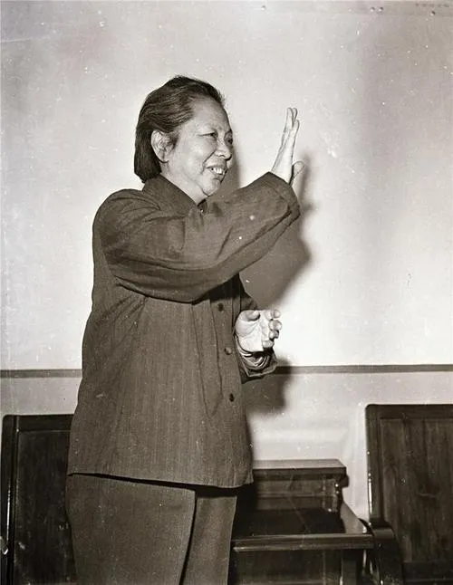 1957年，女科学家带着自己的行李和所有积蓄来到美国海关，检查人员抢走她的积蓄时