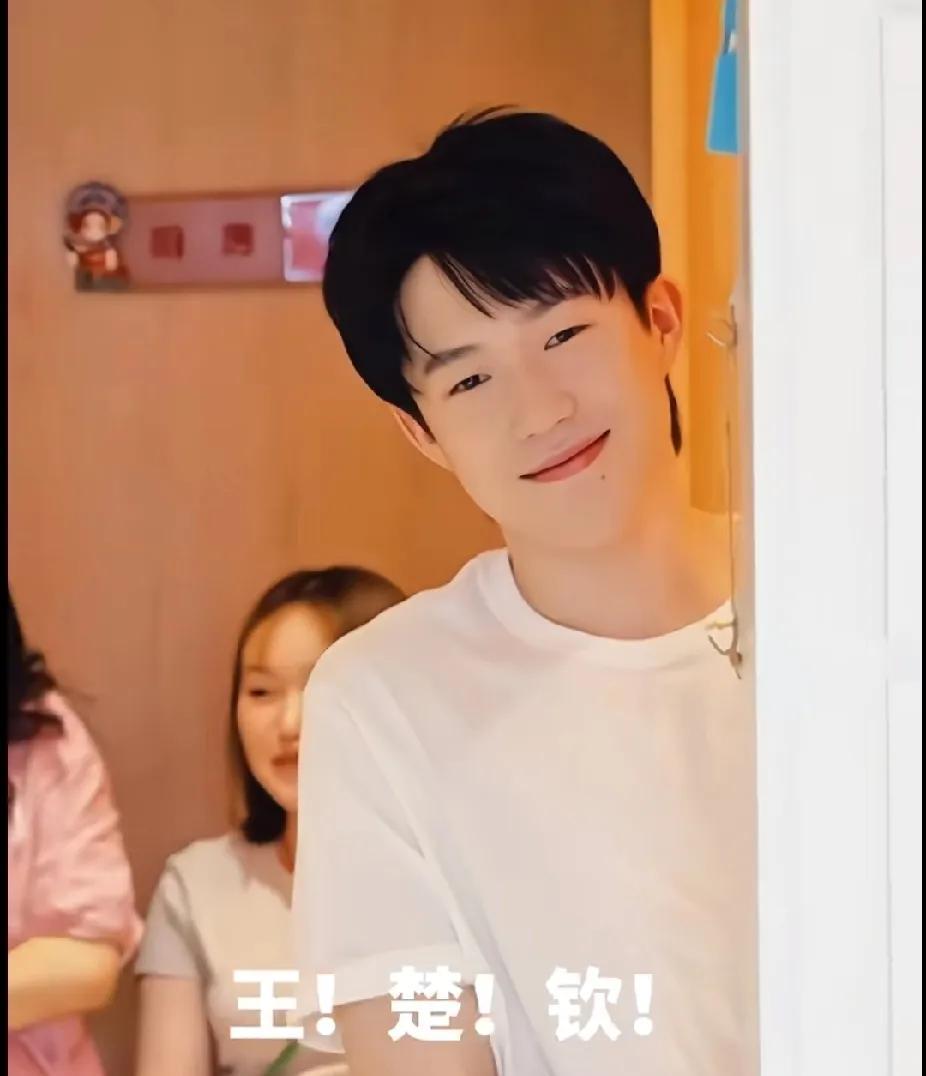 王楚钦和小朋友们的超暖互动
这画面让人疯狂脑补他以后送娃上学，在教室门后偷偷观察