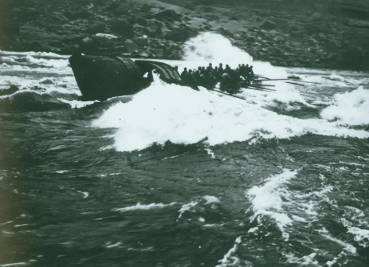 1942年，渔民陈根土载着16个日军过江。不料，船到江心，他突然哈哈大笑，纵身一