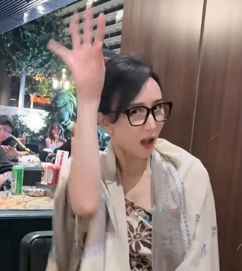胡静土耳其吃金箔牛排，礼服披围巾打扮贵气，阻止老公朱兆祥多给小费！