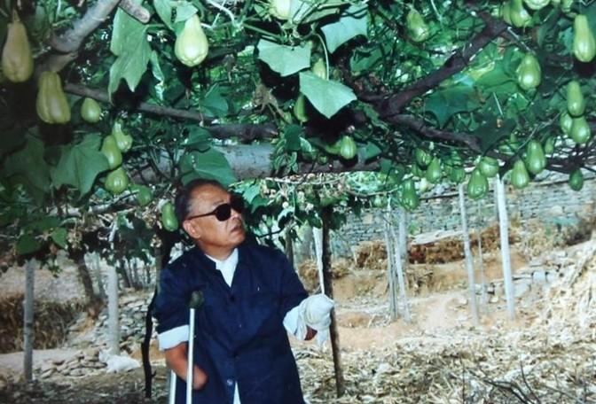 1950年，长津湖战役中，17岁的朱彦夫重伤昏迷，被美军补刀划开肚子，疼醒之后他
