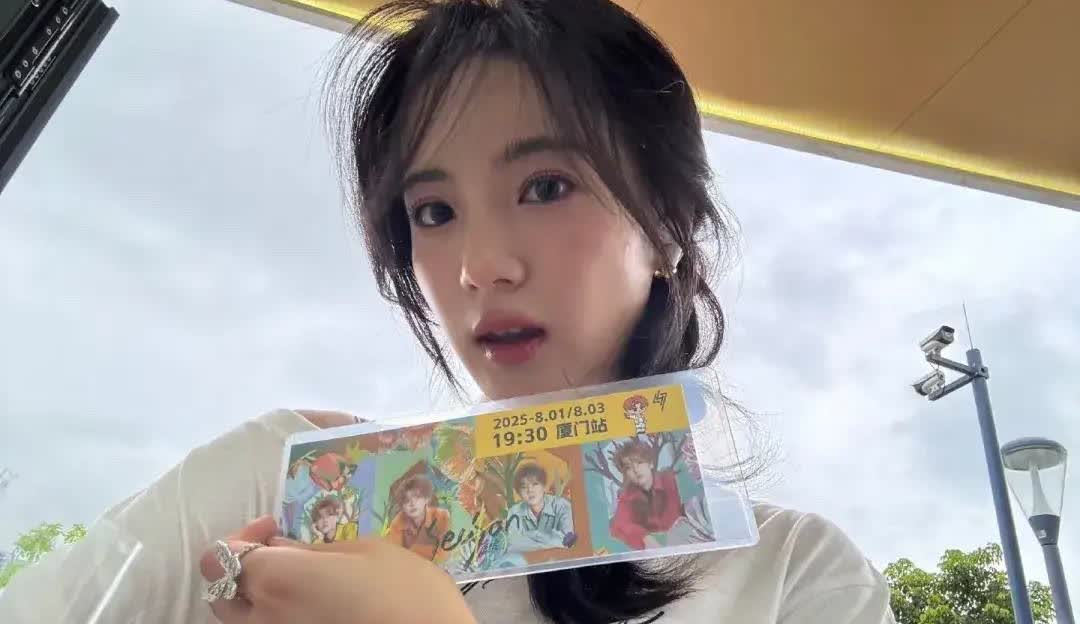 总算明白关晓彤为啥高调去汪苏泷演唱会了！
不是汪苏泷送了票，也不是她是汪苏泷的