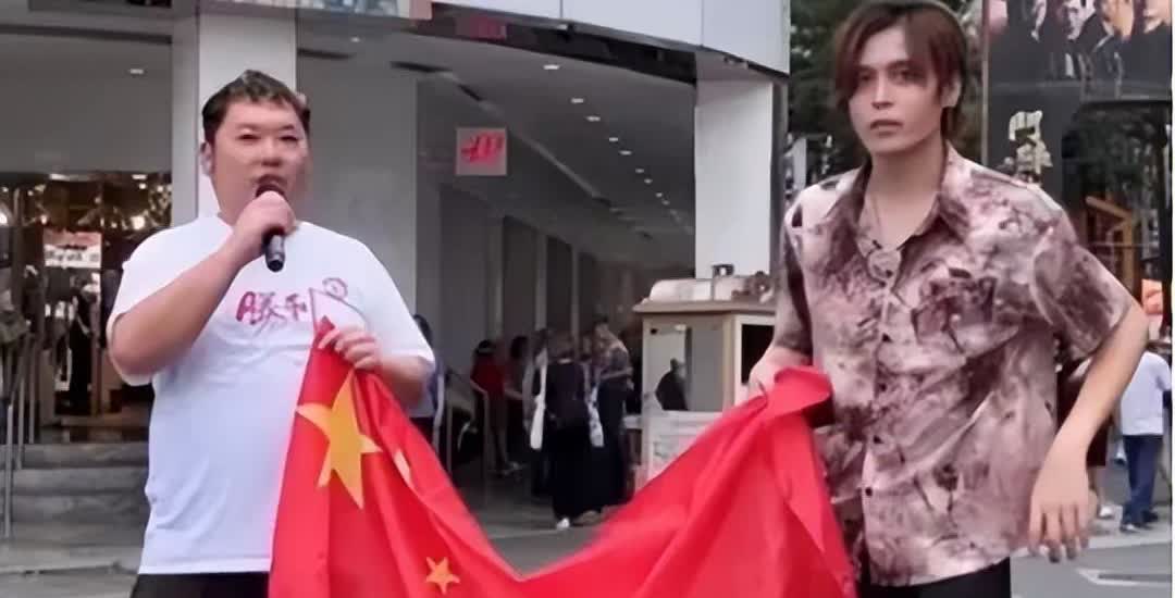 今年8月，两名日本籍男子在台北市区手持五星红旗，高喊“台湾是中国的”、“我们爱中