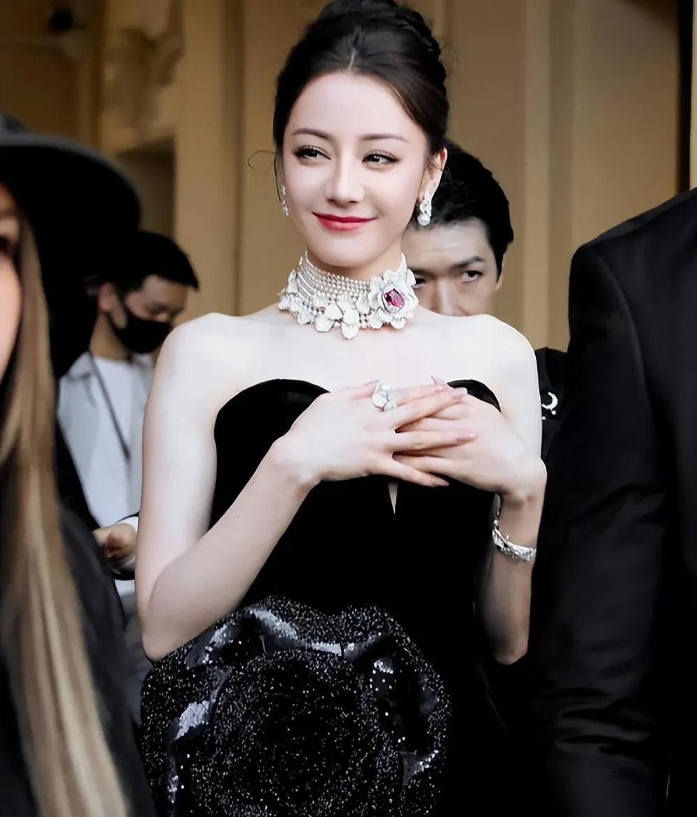 迪丽热巴：美神降临，但捂胸是焊死在DNA里了？