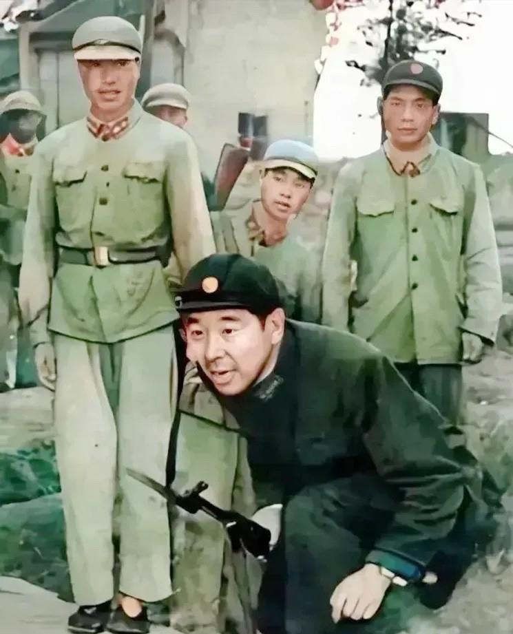 经历过战争洗礼的开国上将，
做的这示范动作，
太标准了！
朋友！
认识他吗？