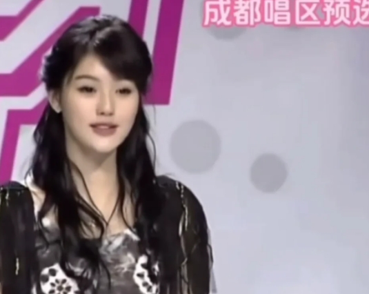 有人还记得2011年《快乐女声》成都赛区的沐奕杉吗？当年觉得她真的很漂亮，出场就