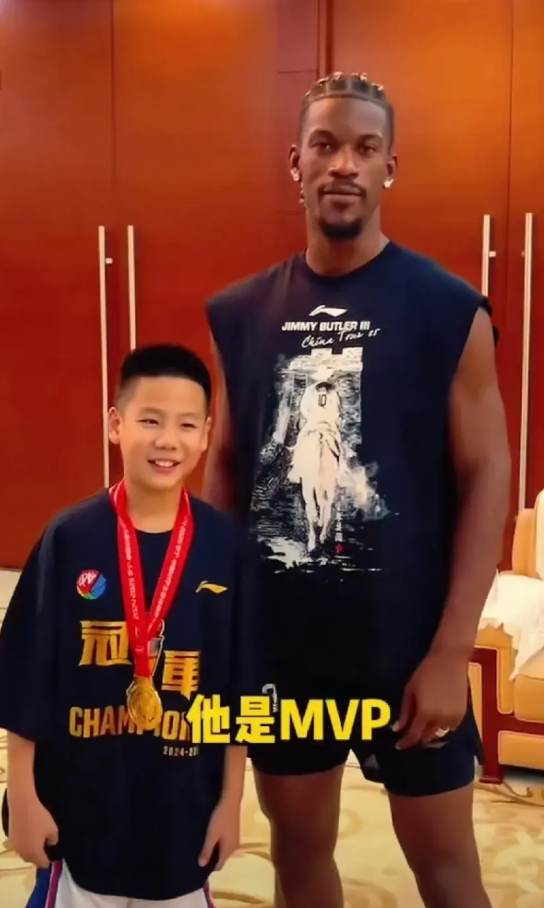 在刚结束的全国小学篮球联赛中，来自沈阳文艺二校的一位小球员炸裂全场，他利用娴熟的