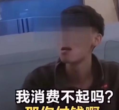 近日，一男子在餐厅消费并结账离开后，却被女服务员追出门外指认其“吃霸王餐”。男子