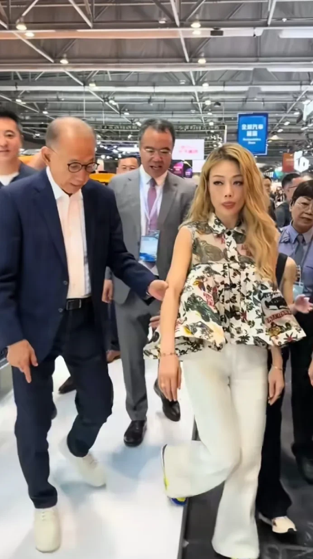 近日容祖儿出席活动时，老板杨受成在她下台阶时赶忙搀扶深怕她有一丝的闪失，细节被赞