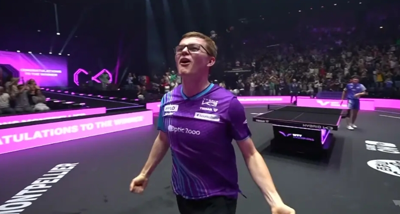 法国成了张本智和伤心地，四次成为背景板。
1、法国巴黎奥运会男单对阵樊振东时，张