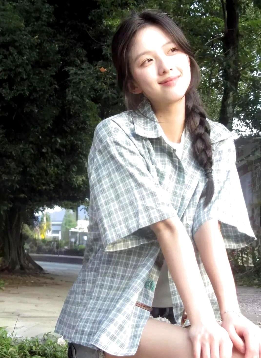 村里姑娘的素颜美火了！
6月30日网友晒出村头槐树下自然生长的少女侧影，阳光麦香