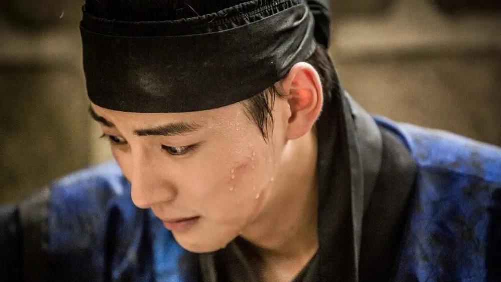 金赛纶生命中的光与影：那些守护与辜负的男人们