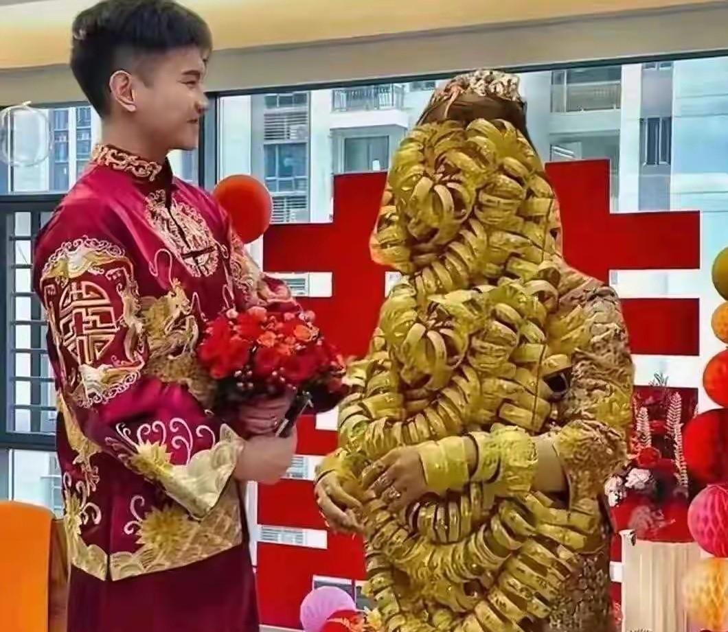 新娘浑身长满了金镯子，居然把眼睛都遮住了！
当初我还以为这图是p的，没想到却是真