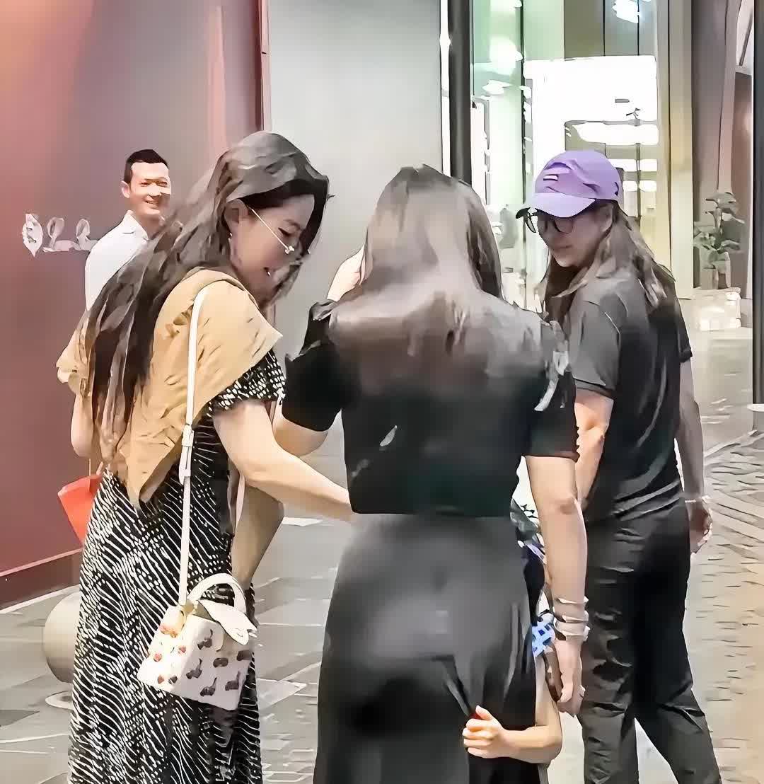 刘亦菲这个习惯藏不住了。

她怎么也不会想到，

大热天出门总披着披肩，