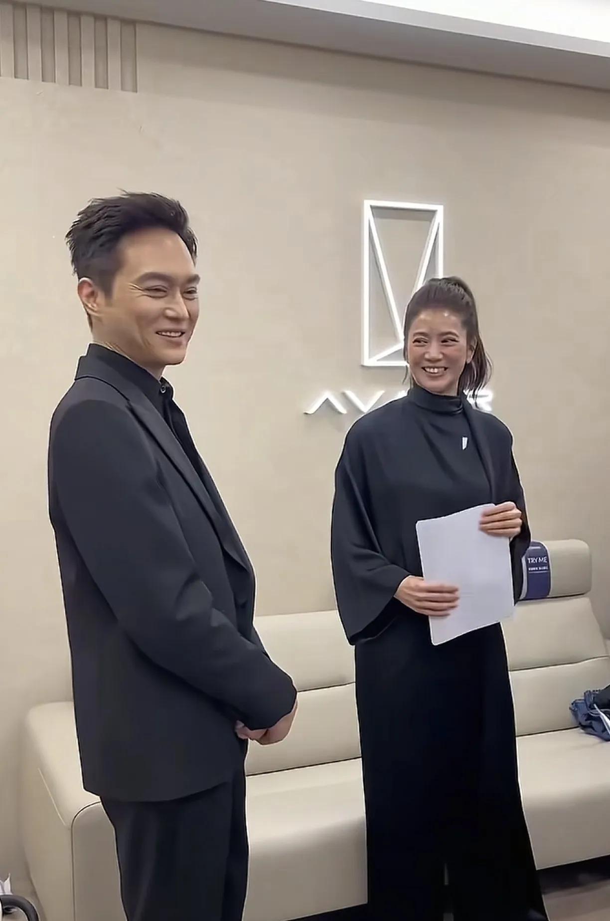 张智霖和袁咏仪两口子真的是爱了一辈子，都这个年纪了，两个人还像刚恋爱的小情侣一样