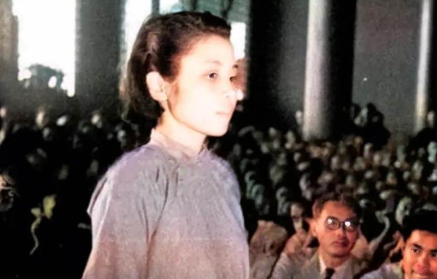 1946年，这是南京法院，公审大汉奸陈公博的情妇莫国康时，留下的老照片！她穿着一