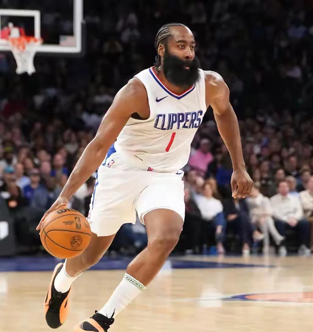 明天nba常规赛继续
哈登伦纳德带领的快船客场对阵杜兰特，布克，比尔三巨头的太阳