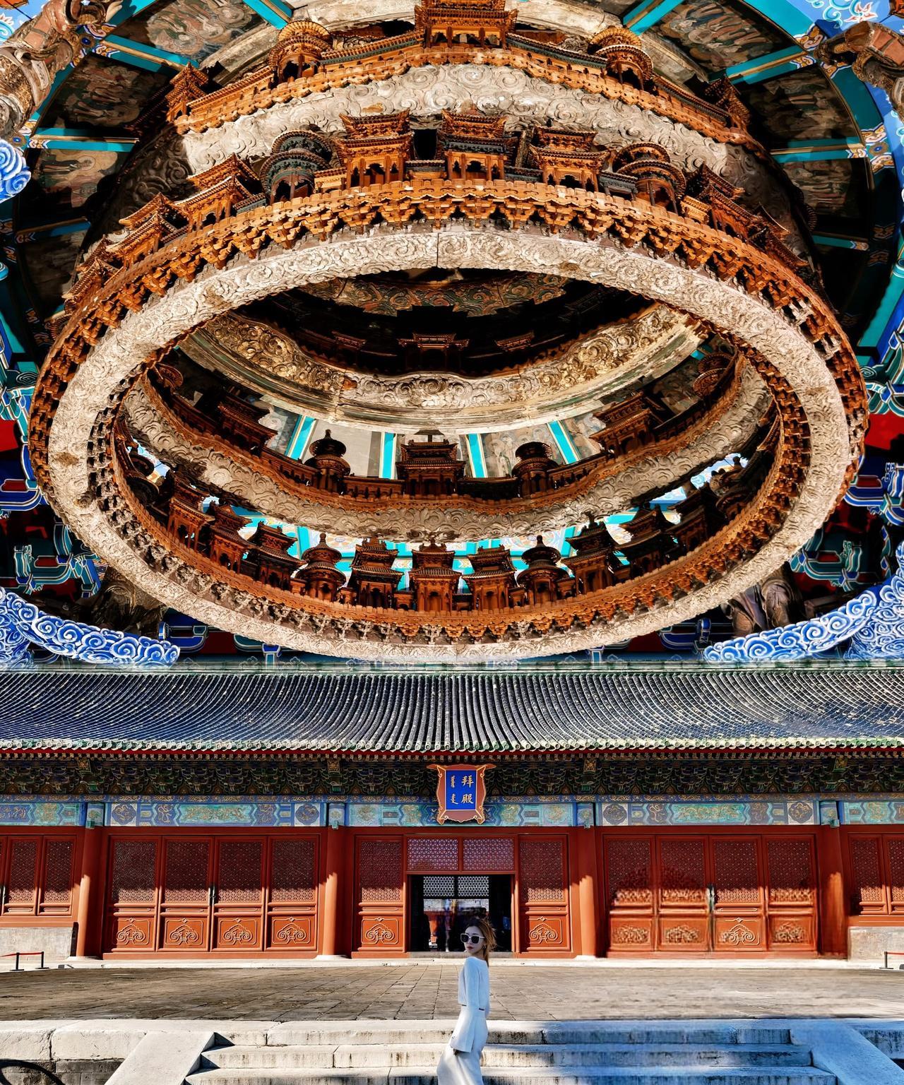 明清北京宫殿，即紫禁城，作为封建皇权的核心载体，其布局设计将礼制规范与皇权象征演