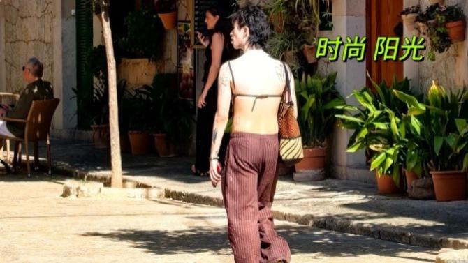 伊能静儿子再因大胆穿搭上热搜：肚兜露背装引网友对比父子风格差异
