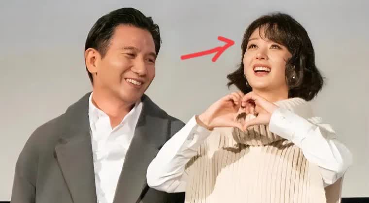 我问妈妈，为什么赵德胤看上去又老又丑，赵丽颖会和他传绯闻
我妈看了我一眼说：因