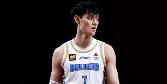 纵观CBA，中国球员最有可能闯荡NBA的，还得这两位

第一个，中锋杨瀚森，他拥