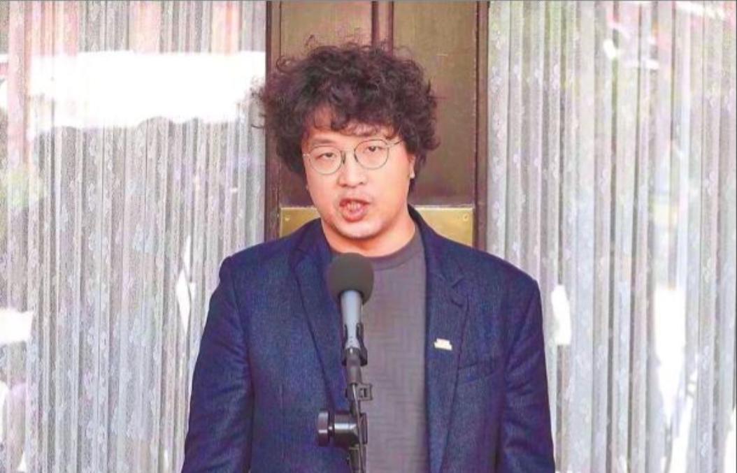 这话听着像在卖惨，但细究起来，他走到今天这一步一点不冤 —— 咱就说说他干的那些