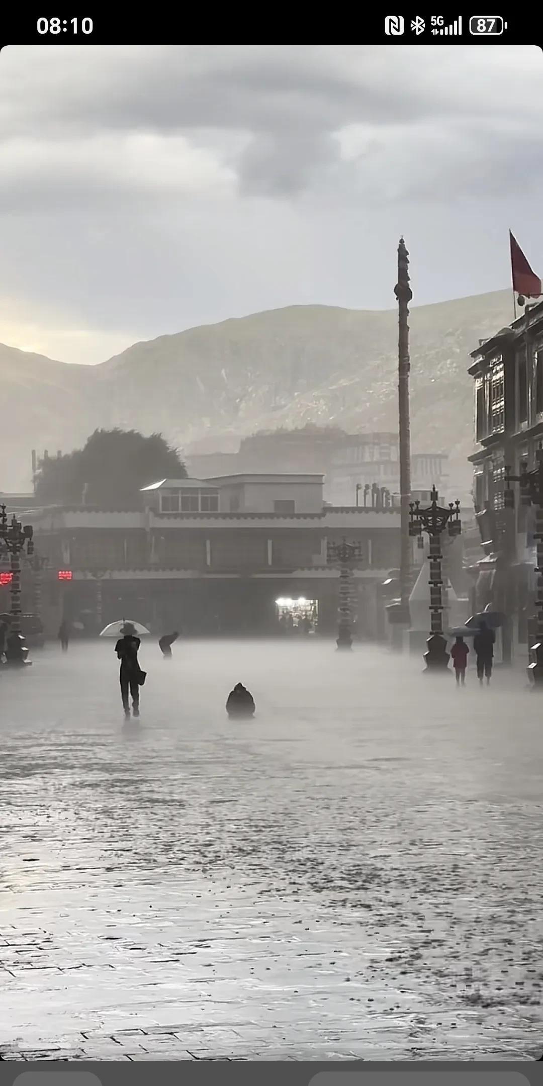 暴雨中的虔诚者。 
我从不认为信仰有什么力量，只看我泪流满面的看完冈仁波齐才明白