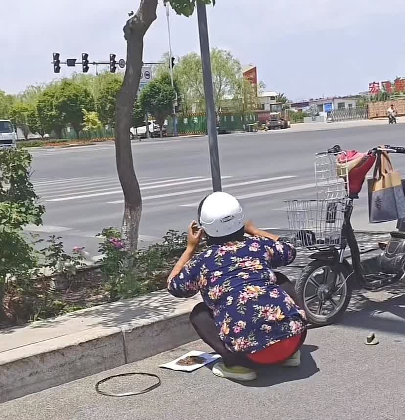 太缺德了！女子把玻璃渣往十字路口扔，男子阻止被怼：关你什么事？你一个上班的连车胎