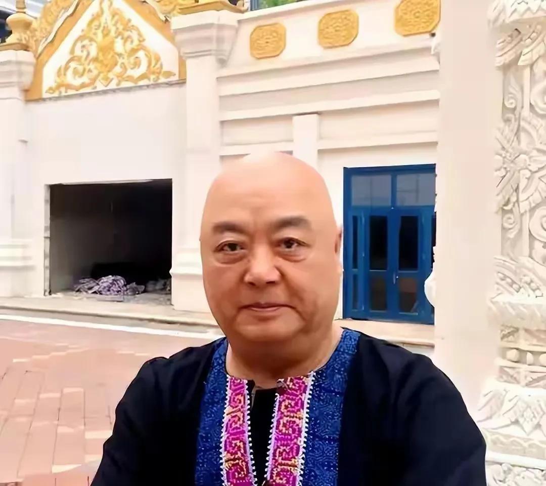 他是八十年代当红电影明星，不过那时他一头乌发，身材匀称，模样俊俏，看看图二他的电