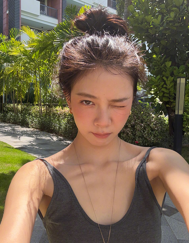 宋妍霏的夏日小性感，这松弛感真不错！