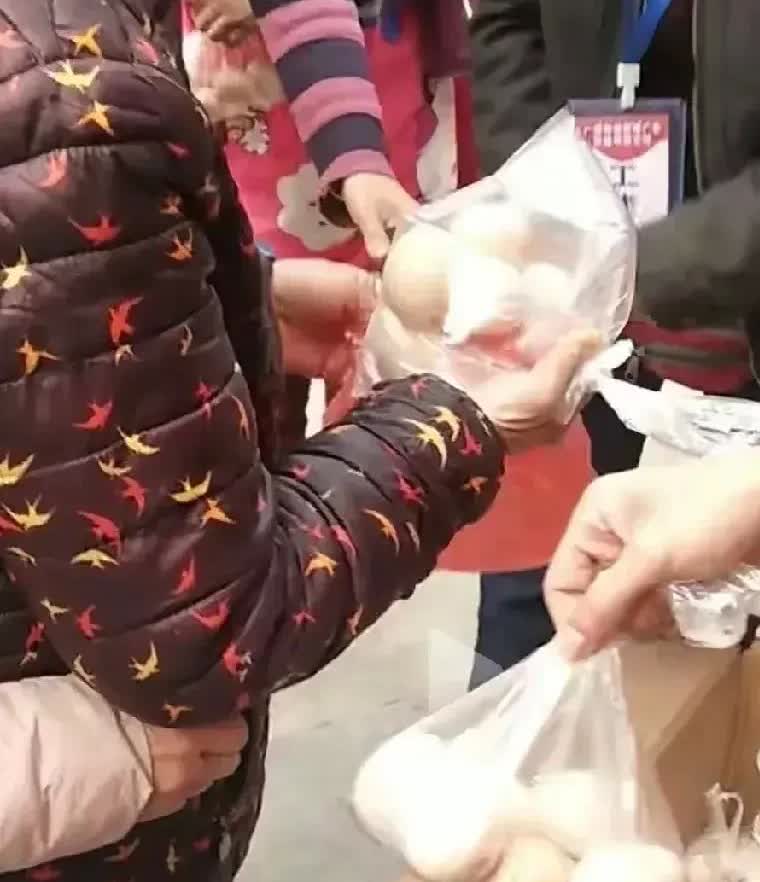 楼下老人今天离世了，她前几天因为领免费鸡蛋被骗了几万块钱，着急上火被气病了送进医