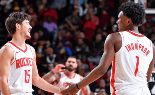 NBA常规赛，火箭今日在客场挑战太阳。
赛前，火箭公布了球队本场首发阵容：阿门-