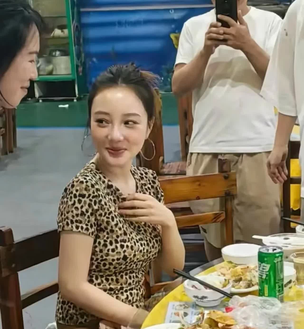 有人说李小璐这样子已经是半老徐娘的，我想说了谁不会老啊……而且她这样子已经属于保