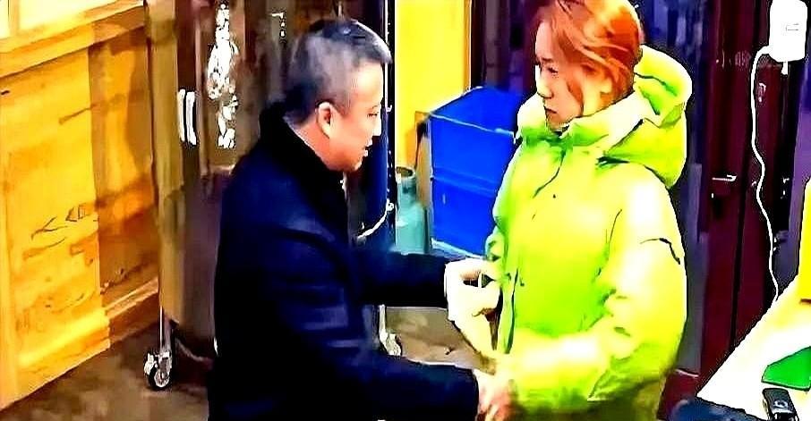 女孩因为父亲摔伤，无法继续在公司上班了，辞职回家了。收拾工位时翻出半包没吃完的咖