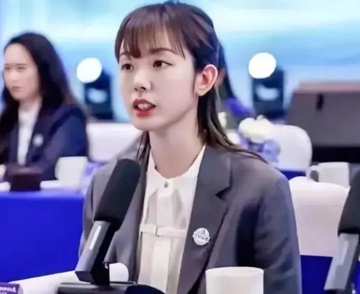 28岁的林晓晴当董事长快一年了，她一年的年薪是95.27万，一个月工资将近8万元