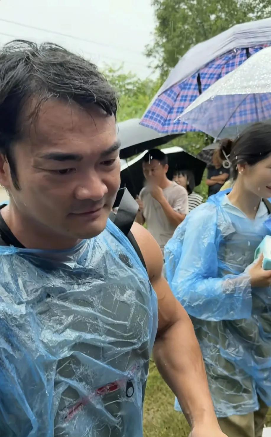 李维刚又被骗了!现在这鱼塘主真是拿李维刚当“傻子”耍!
这个摔断胳膊的鱼塘老板信