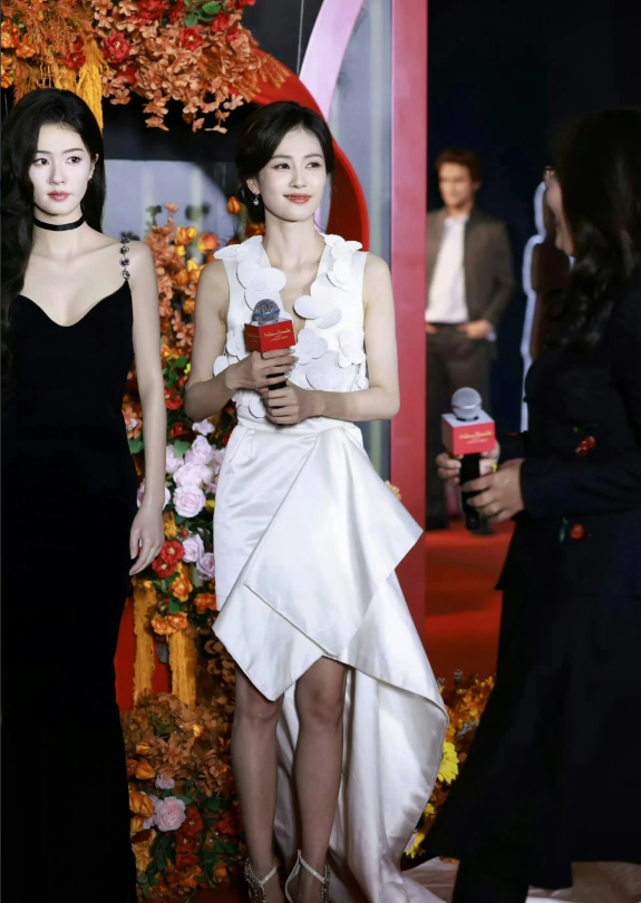 白鹿的美，清新甜美，优雅知性。笑起来的她，就像春日阳光一般灿烂明媚。温暖人心。