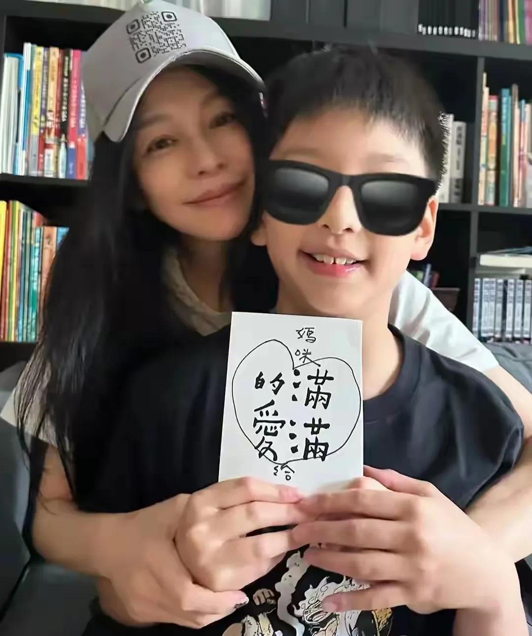 徐若瑄晒出温馨照片，为10岁爱子庆生，字里行间满溢母爱与欣慰。她深情感叹孩子愈发