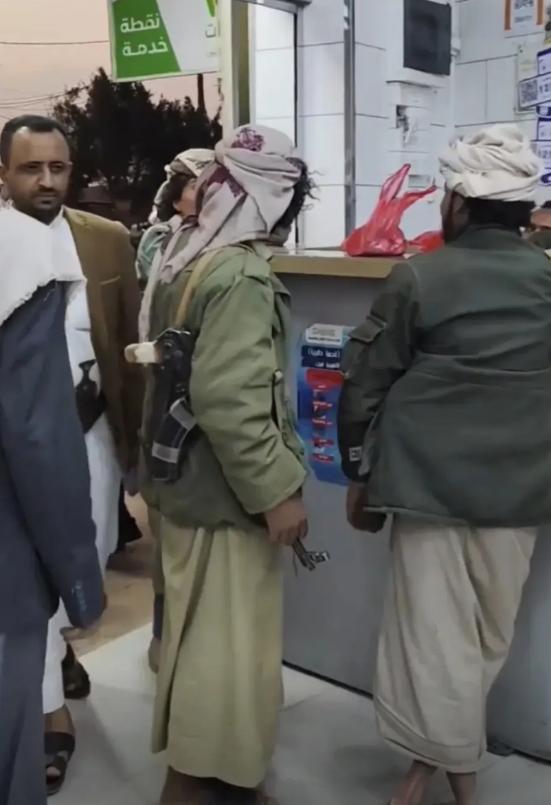 这就是让美国军队恨之入骨的也门胡塞武装人员，视频画面中这几个胡塞武装人员正背着自