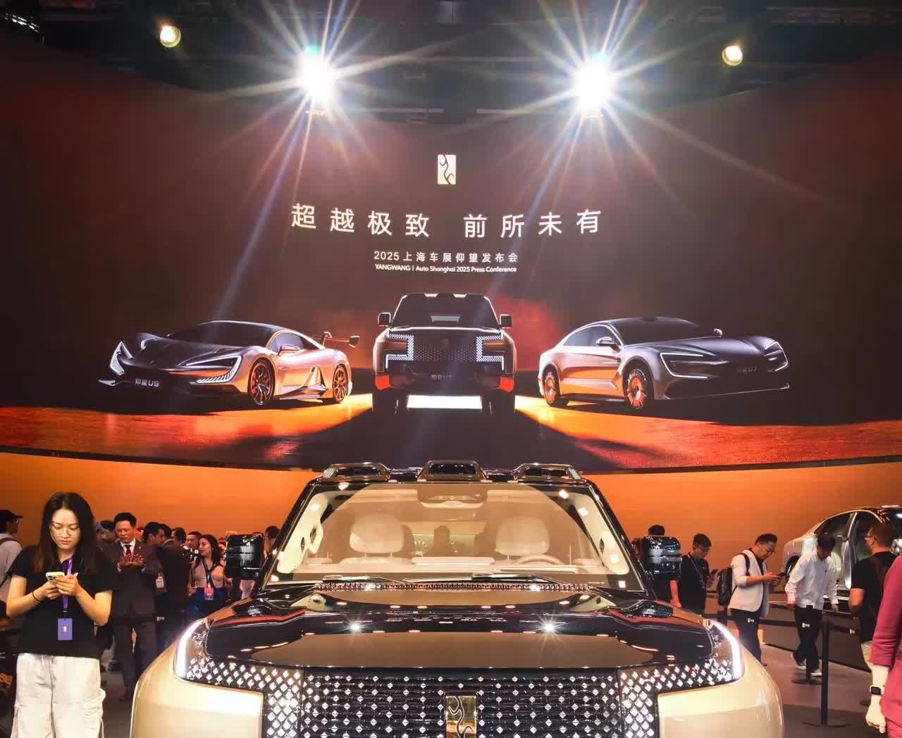 国产豪车排行前6名：
第一名：红旗国礼——718万
第二名：仰望U9——16
