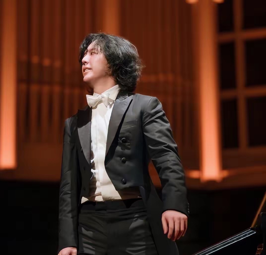 曾经闪耀国际的钢琴王子李云迪，如今在日本舞台重启演艺生涯。这位18岁便问鼎肖邦大