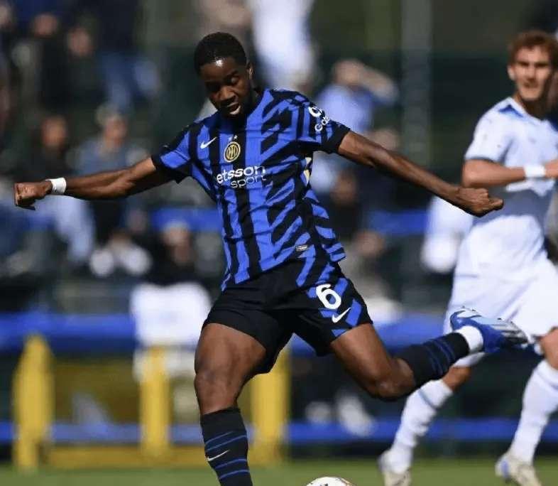 既然一线队的右路球员都不让人满意，为什么不试试青年队的蓝黑小将？邓弗里斯受伤后，