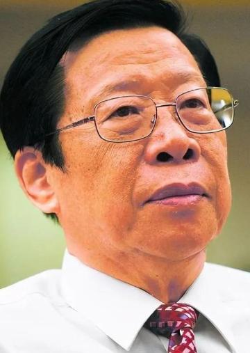 1993年，时任中央电视台台长的杨伟光，在没有上报的情况下，擅自做主在《新闻联播