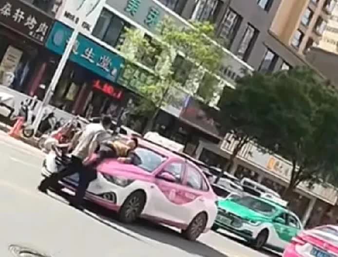 兰州东岗范家湾路上看见的。不知道是碰瓷还是真被撞了。一个躺在引擎盖上一个在和司机