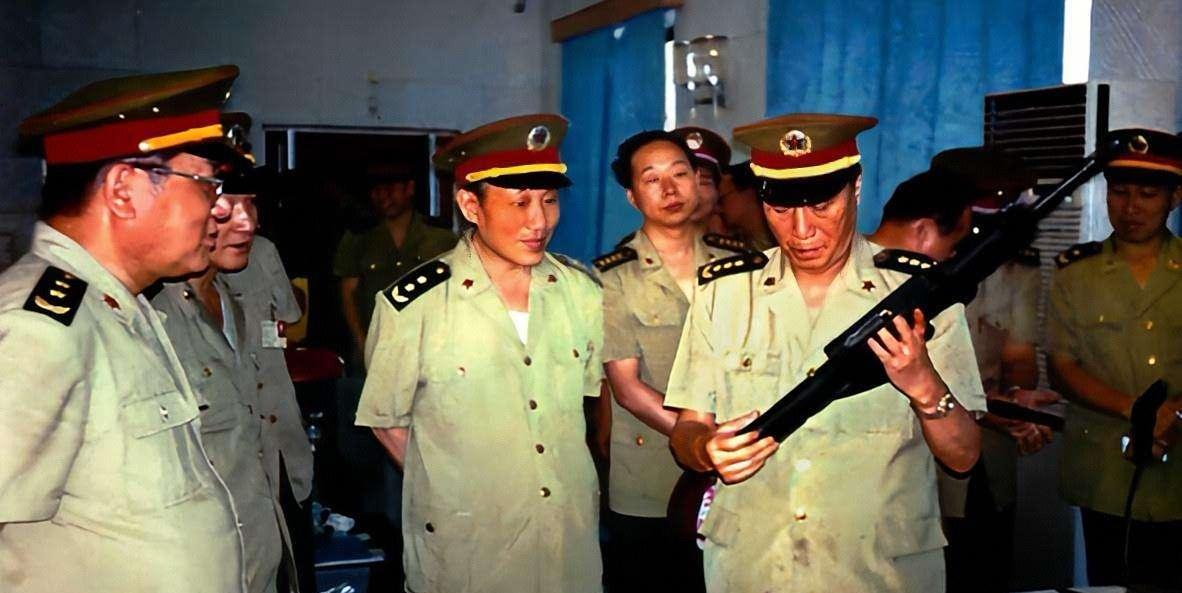 1995年8月，张万年和曹刚川在总参谋部轻武器研究所，视察5.8毫米小口径步枪研