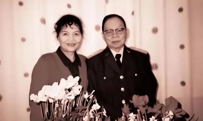 晚年时期的阴法唐将军与夫人李国柱在一起，笑容满面，合影留念，永恒的回忆！
