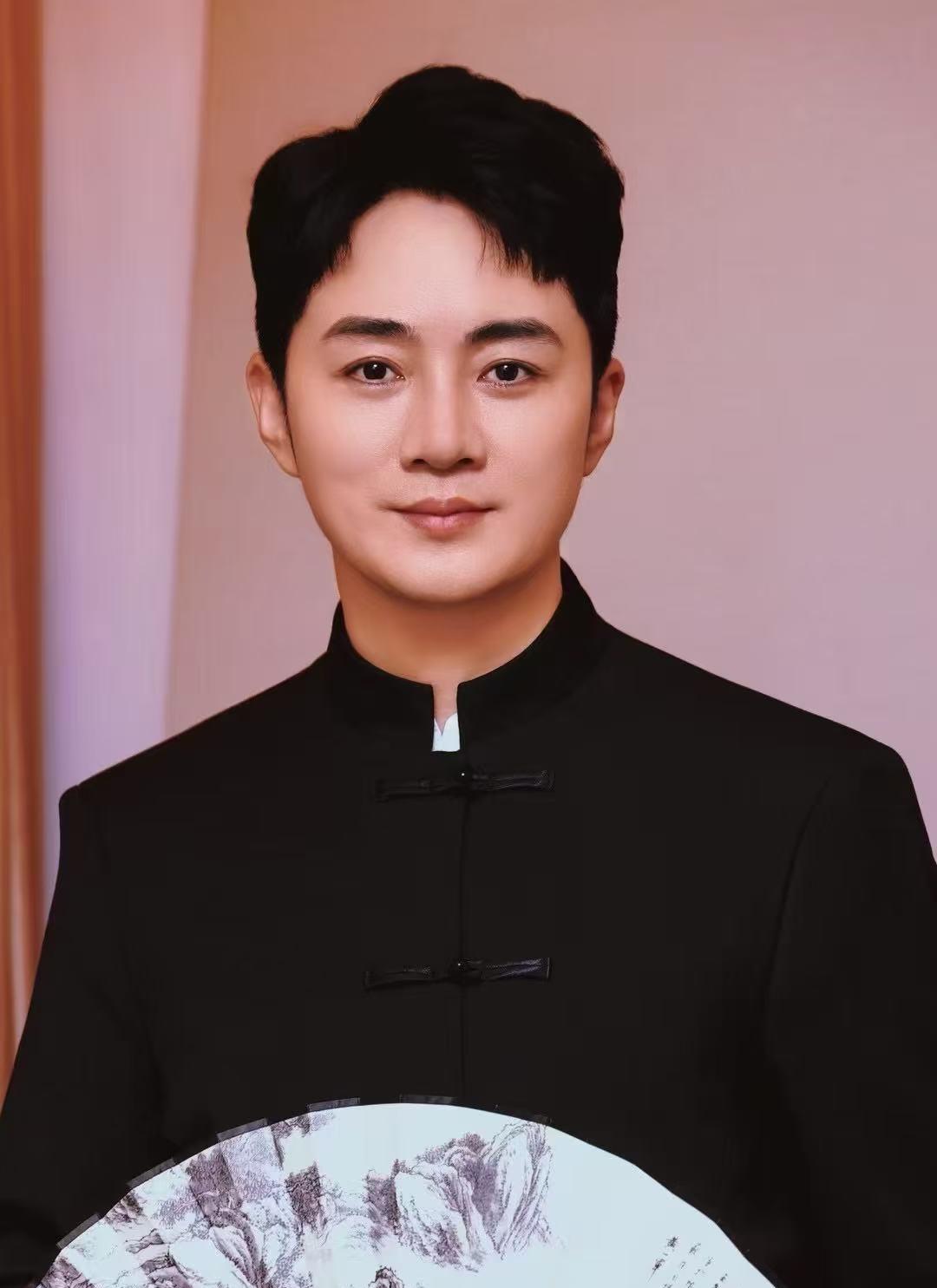 为什么余少群一直火不起来

原因很简单

不是他演技不行，也不是没资源，