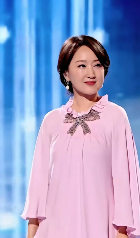 我问我老公，为什么杨钰莹都五十多了，每次出场还这么受欢迎？
我老公说，拜托你想一