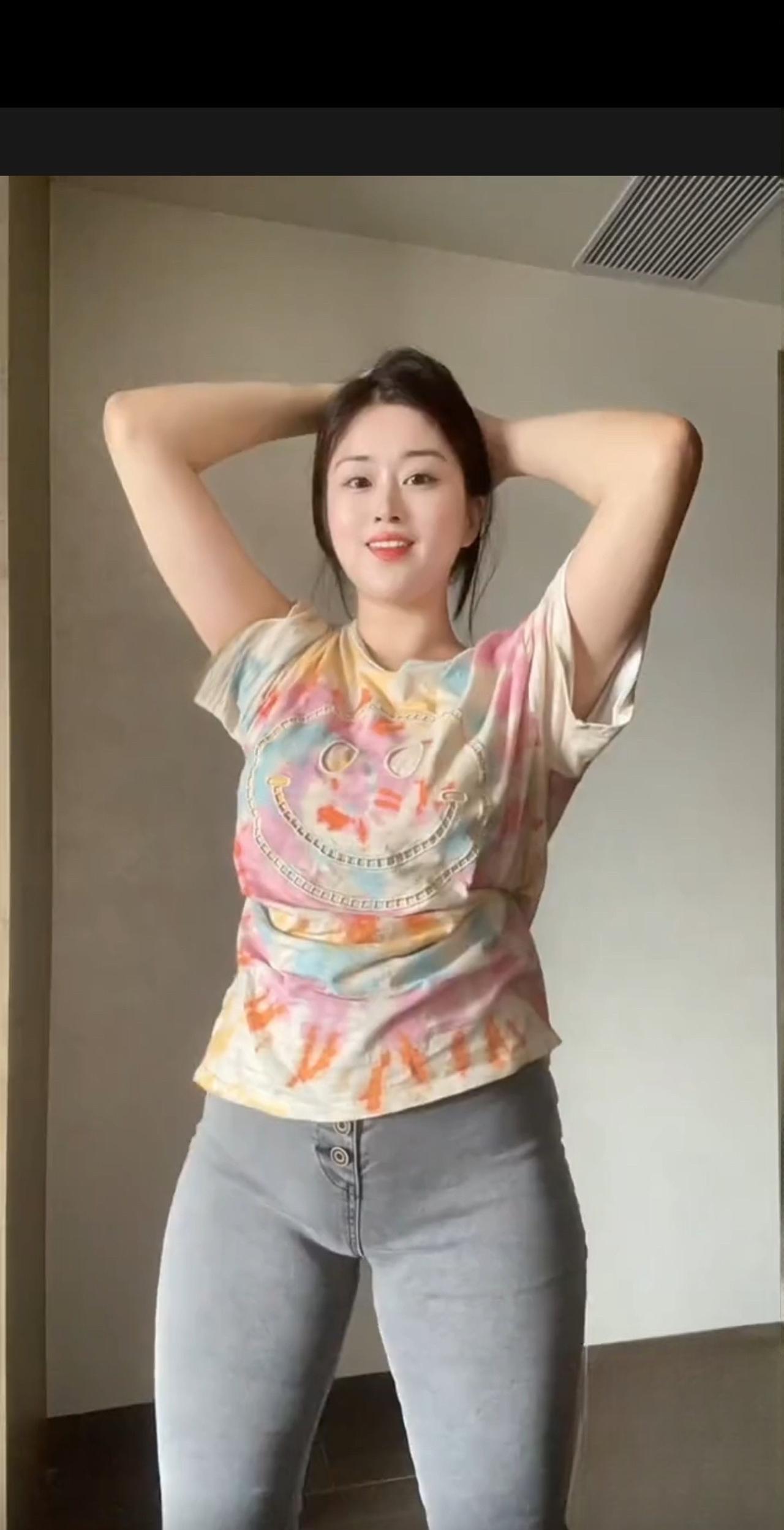 日常随手拍
闲来随手摄容姿，
笑靥清妍映彩衣。
牛仔裤装添活力，
纯真神态绽光辉